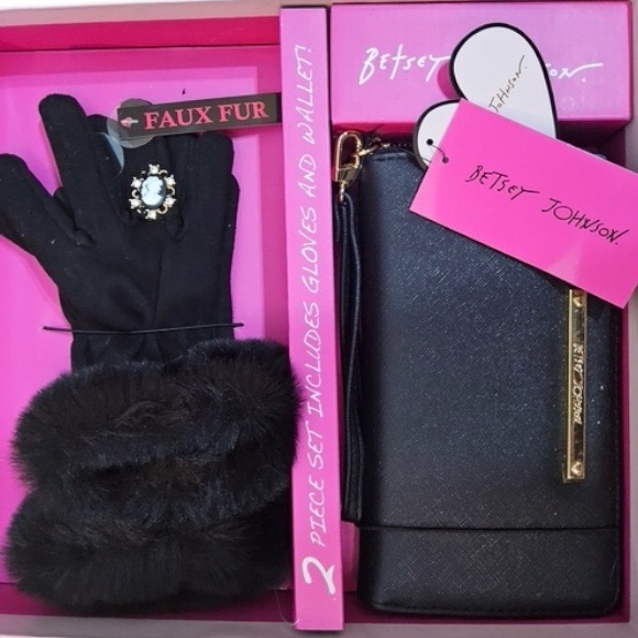 🪷 NIB Betsey Johnson Cameo Gloves & Wristlet Gift Set - Picture 2 of 15
